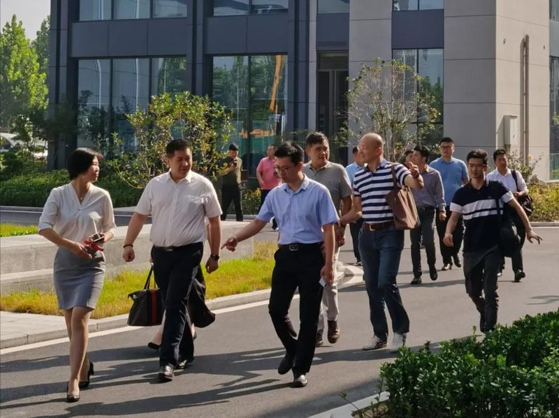 高新區(qū)服務業(yè)促進局局長石應、亨通光電營銷總裁江峰一行蒞臨泰投科創(chuàng)產業(yè)園進行考察調研